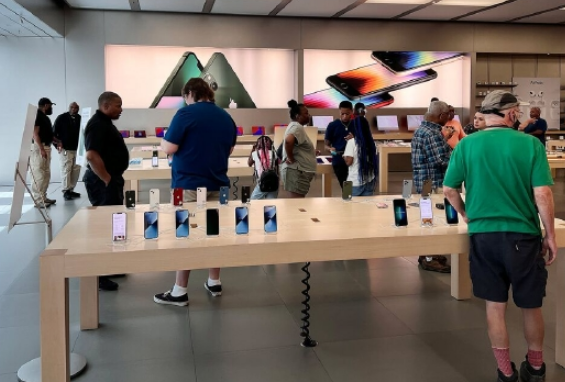 苹果美国零售店员工通过工会索取加薪和小费福利