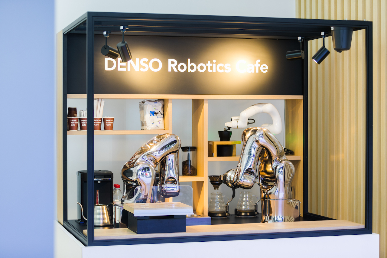 别人放产品 丰田居然在进博会上“演话剧”？