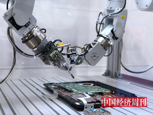 爱普生机械手臂（孙冰摄）