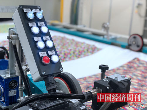 爱普生提供的纺织品数码印花解决方案，服务了CHANEL等众多奢侈品牌（孙冰摄）