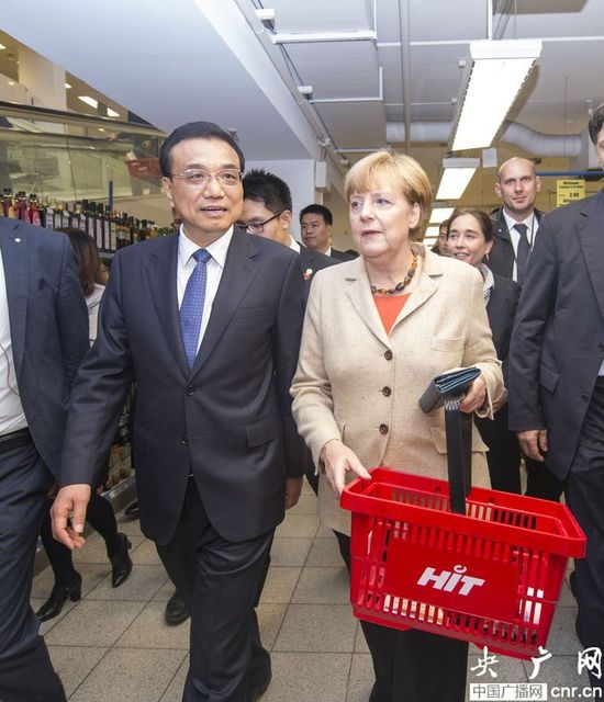 默克尔同李克强柏林逛超市