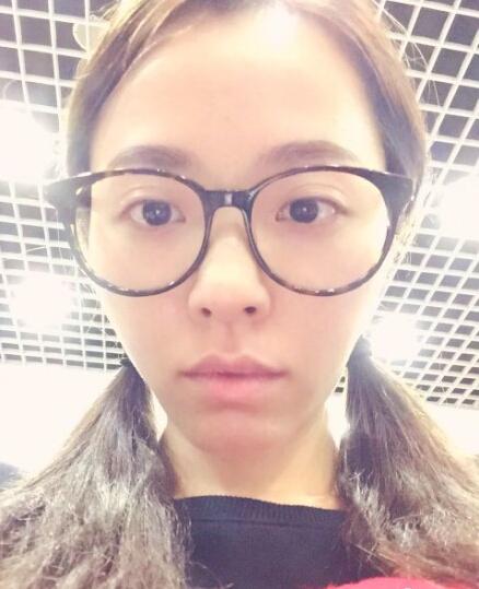 张靓颖晒素颜自拍照