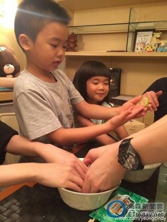 两人一起洗手
