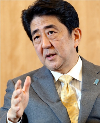 图为安倍接受《朝日新闻》采访。