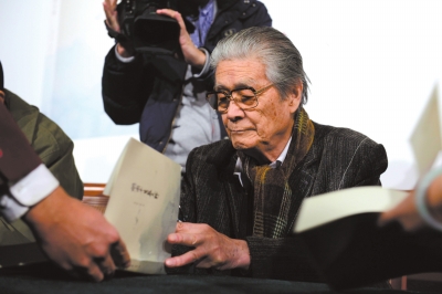 蓝天野正在给粉丝签名。京华时报记者王俭摄