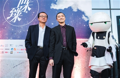 刘慈欣与刘宇昆在上个月举行的第五届全球华语科幻星云奖上的合影。图片来自网络