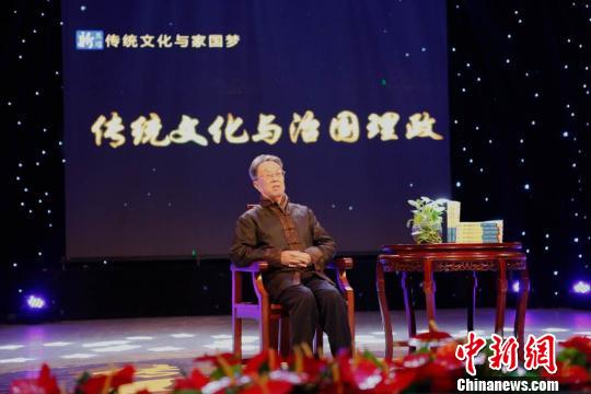 图为著名作家、学者、原文化部部长王蒙在济南谈传统文化与治国理政。 何延海 摄