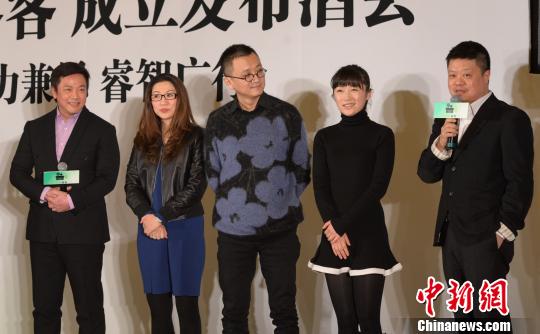 汇集了30多位国内优秀编剧的“编剧联盟”今日在北京成立。唐季礼、金依萌、俞白眉、代乐乐、马东等亮相。 李成 摄