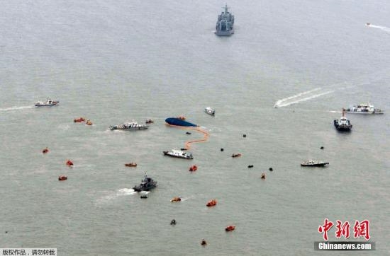 当地时间2014年4月17日,韩国沉船事故现场众多船只参与救援。16日上午,载有475人的SEWOL号客轮6825吨级在韩国全罗南道珍岛郡观梅岛西南方向约3公里海上沉没,目前已证实有9人遇难,179人获救,287人下落不明。