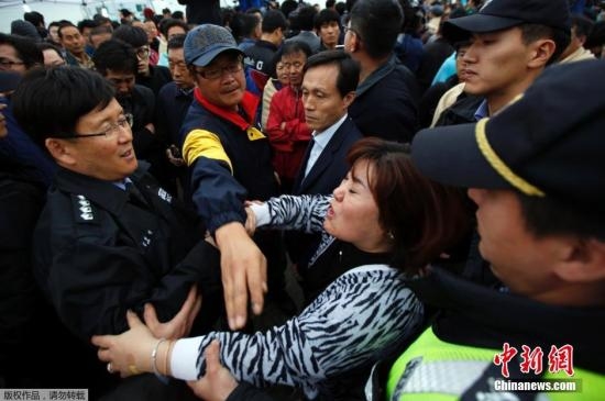 当地时间2014年4月17日,韩国沉船事故现场众多船只参与救援。16日上午,载有475人的SEWOL号客轮6825吨级在韩国全罗南道珍岛郡观梅岛西南方向约3公里海上沉没,目前已证实有9人遇难,179人获救,287人下落不明。