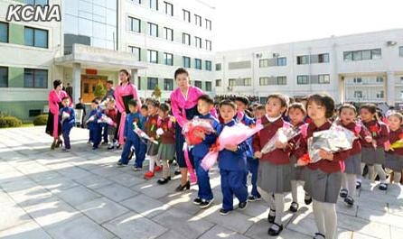 当地时间4月1日,朝鲜小学开学。